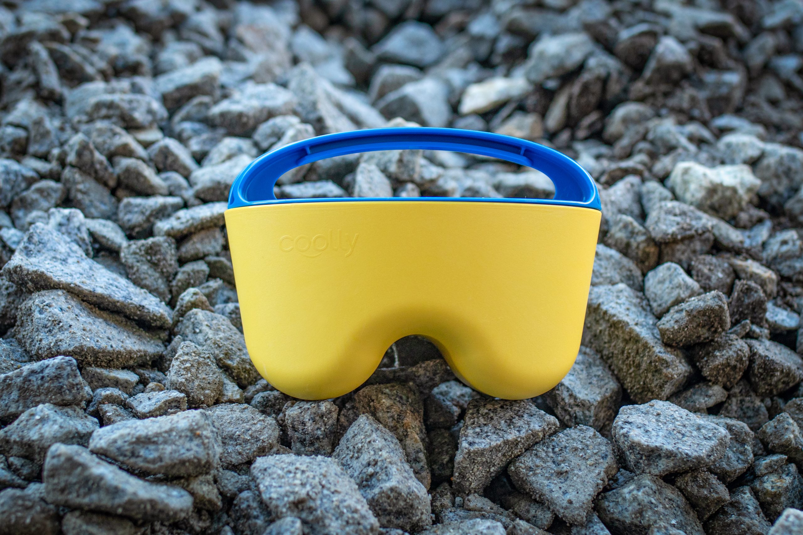 Masażer lodowy Coolly na kamieniach